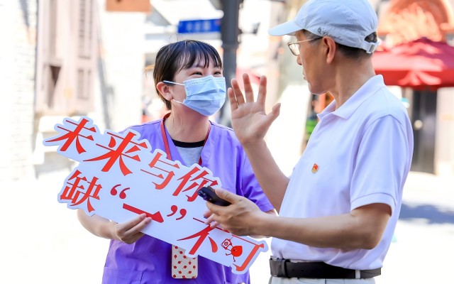 上图：活动现场护士街头招募(1).jpg
