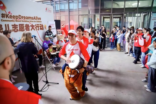 上图：Maskay先生和“Bloodline志愿者”助力献血活动.jpg