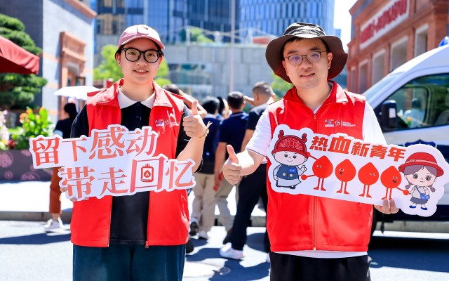 上图：活动现场志愿者街头招募(1).jpg