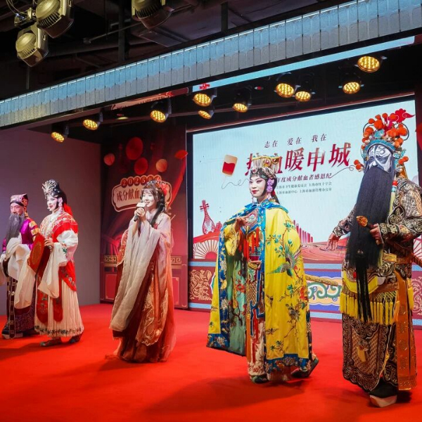 上图:活动现场志愿者登台表演.jpg 上图:活动现场志愿者登台表演.jpg