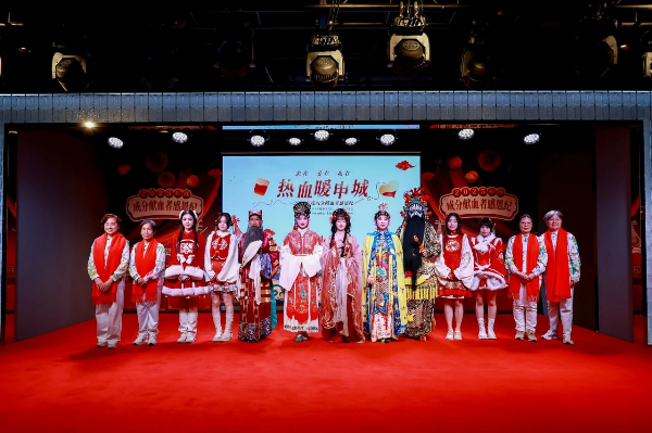 上图:活动现场梨园国潮风演员同台致敬.jpg 上图:活动现场梨园国潮风演员同台致敬.jpg