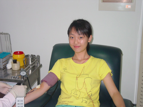 张荣蓉献血